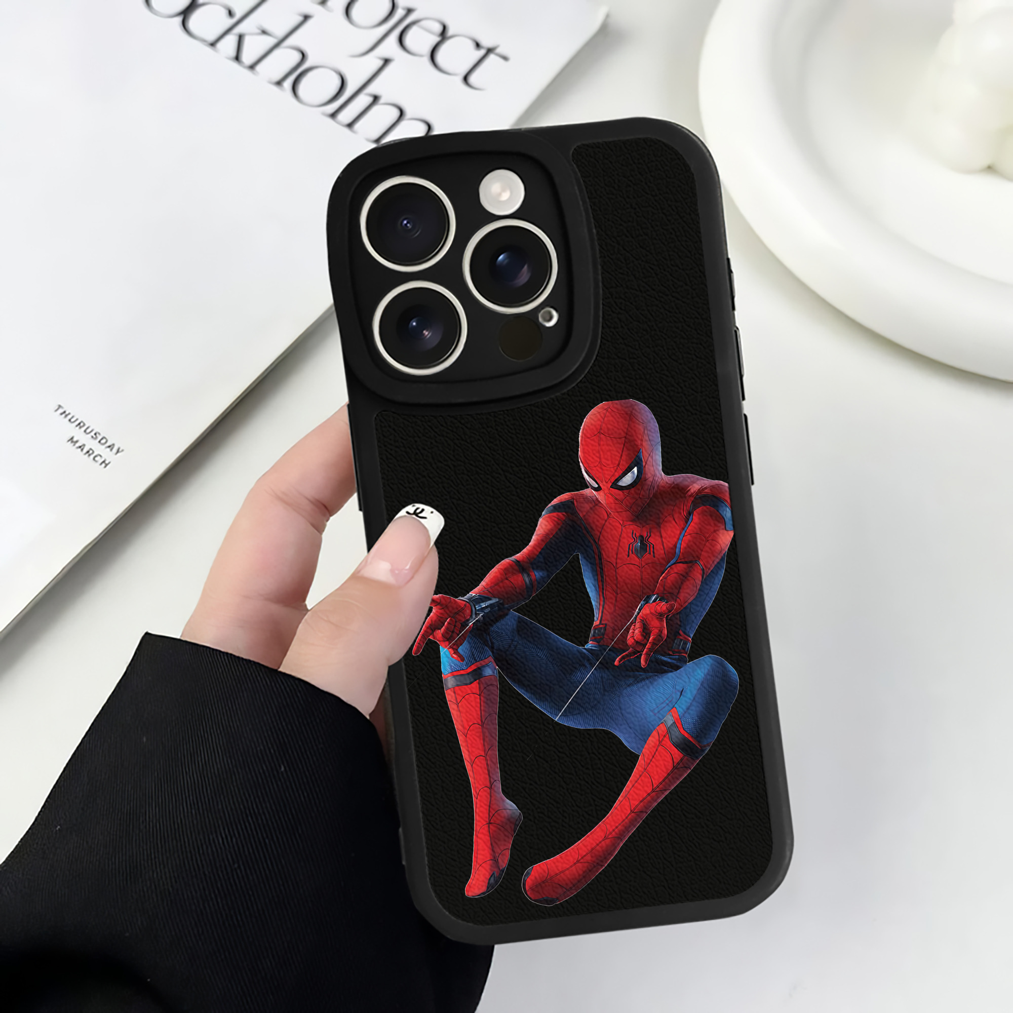 Spider Man スパイダーマン 【iPhone 16シリーズ対応】シリコンスマホケース（レザー調） 材質：シリコン